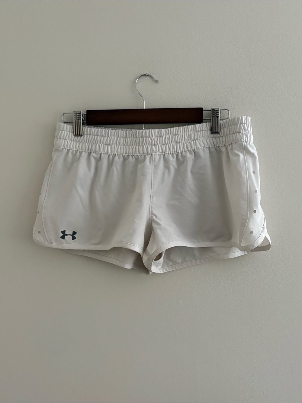 Under Armour Women’s Medium White Shorts No Liner Small Stain Gym Running